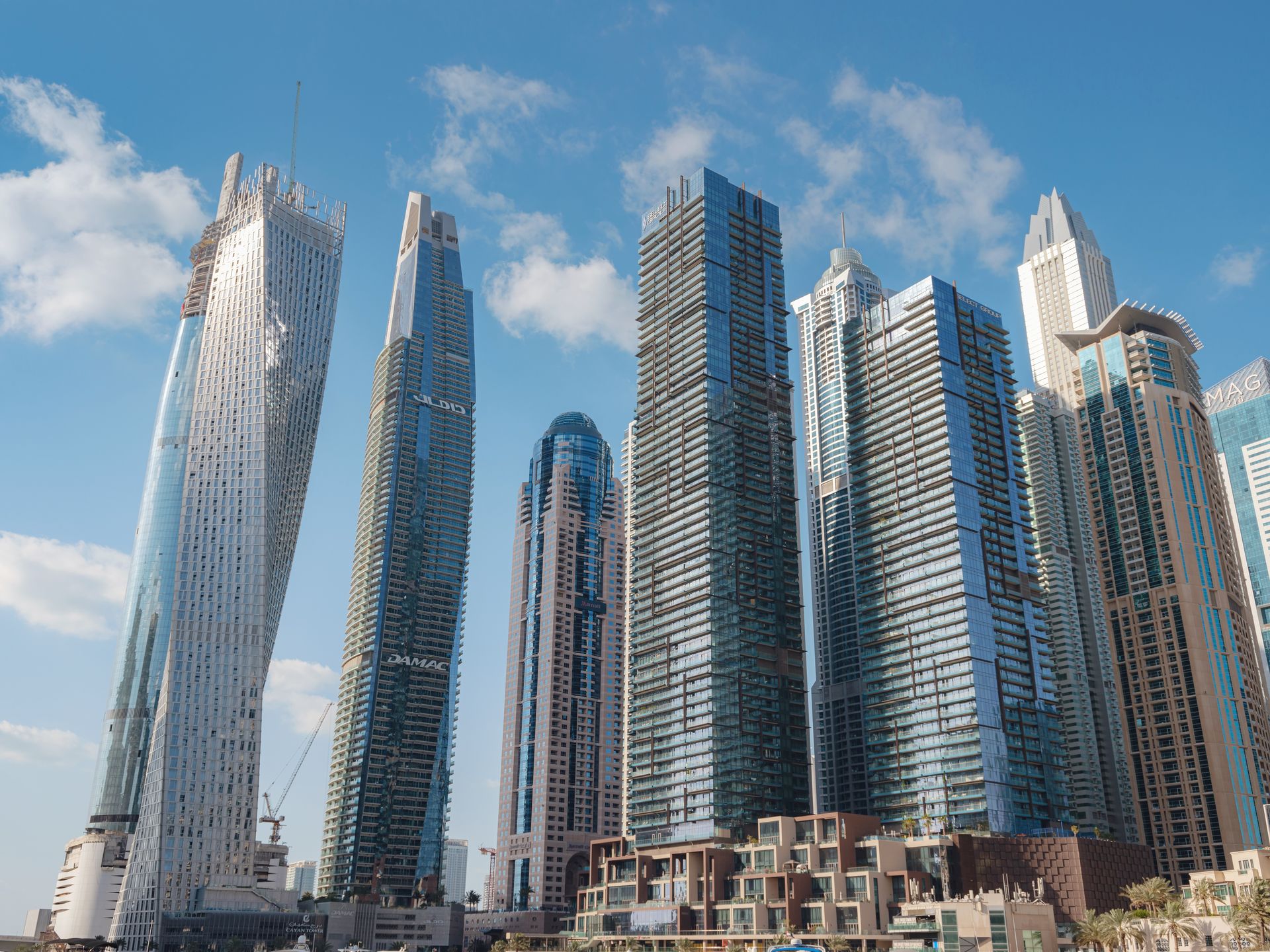 Skyline moderne de Dubaï avec des gratte-ciels iconiques, idéale pour illustrer l’investissement immobilier.