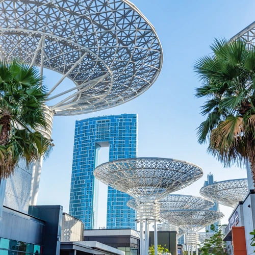 Vue de Business Bay avec les tours modernes et le canal.
