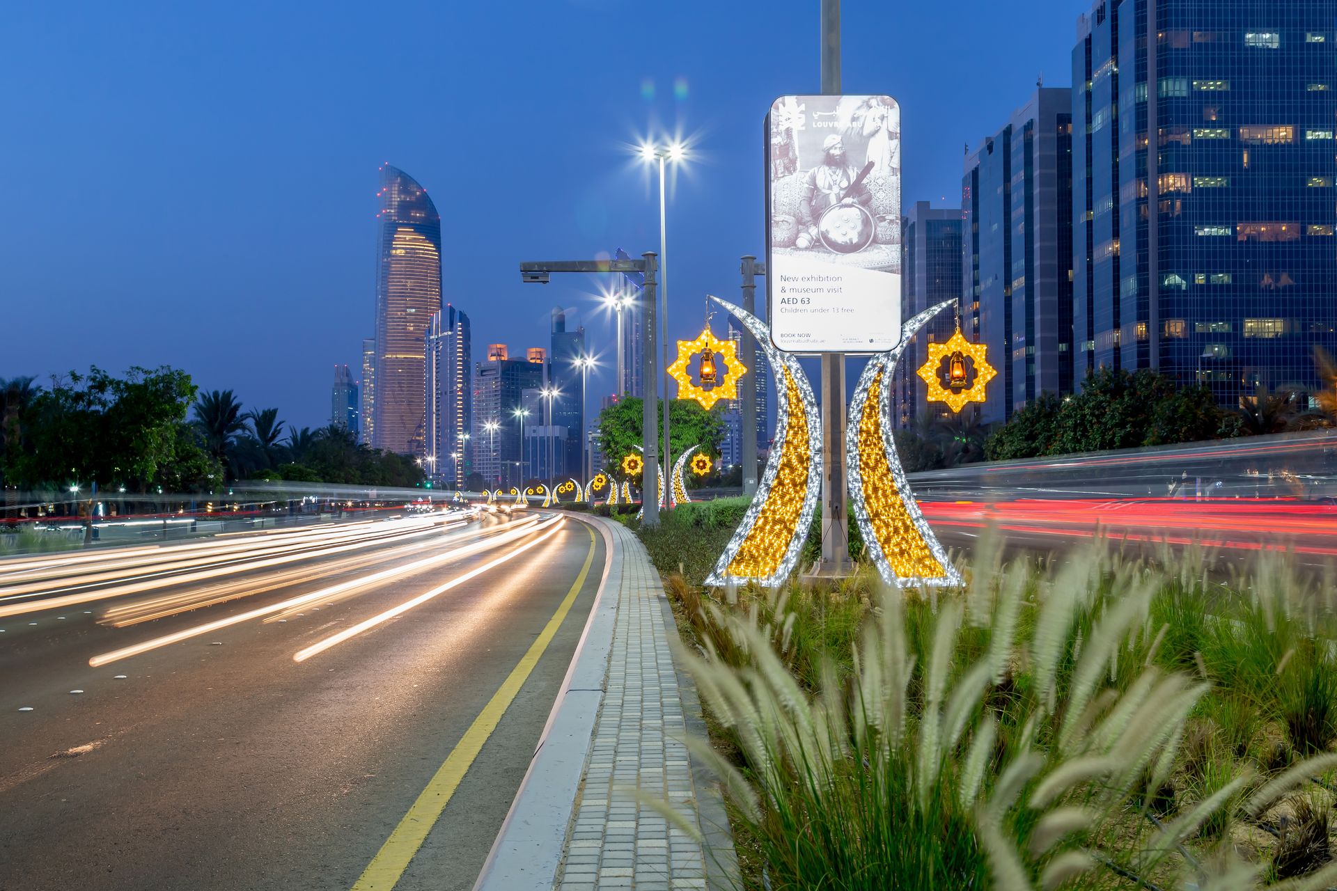 Vue panoramique d’un appartement avec la skyline de Dubaï en arrière-plan.