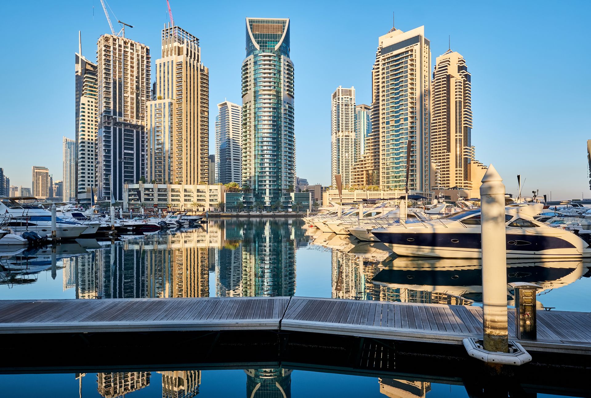 Vue panoramique de Dubai Marina avec les résidences hautes et la marina.