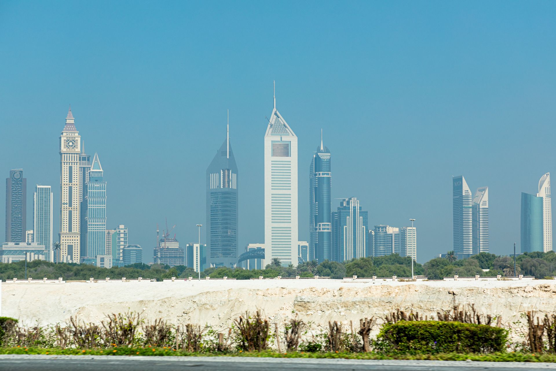 Vue nocturne d’un quartier moderne de Dubaï avec immeubles éclairés. ALT recommandé : Dubaï de nuit – immobilier haut de gamme