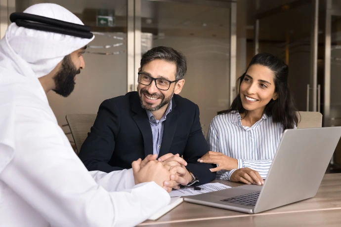 Réunion d’investisseurs et conseils en immobilier à Dubaï.